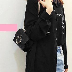 Black crossbody handbad smartphone golden chain